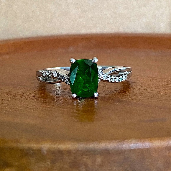 STS Jewelry - STS - Emerald Green Stone - Sterling Silver 925 Ring with Diamond Detailed band